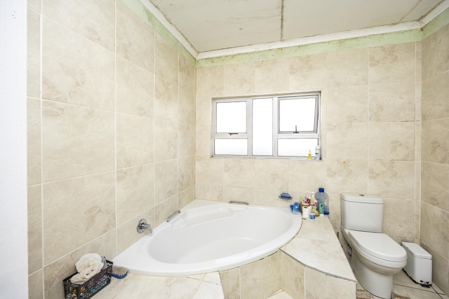 5 Bedroom Property for Sale in Summerpride Eastern Cape